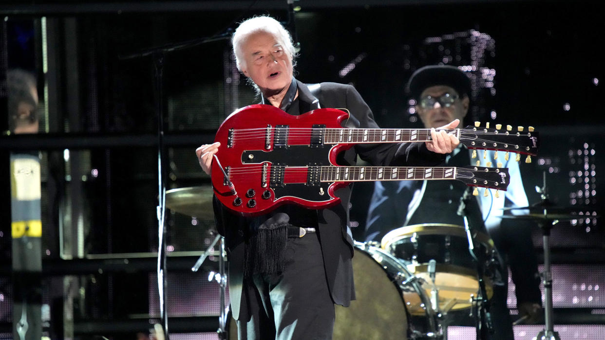  Jimmy Page plays Link Wray's Rumble onstage at the Rock and Roll Hall of Fame 2023. 