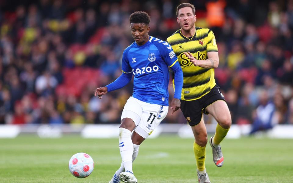 Demarai Gray of Everton passes the ball whilst under pressure from Dan Gosling of Watford FC during the Premier League match between Watford and Everton at Vicarage Road on May 11, 2022 in Watford, England. - GETTY IMAGES