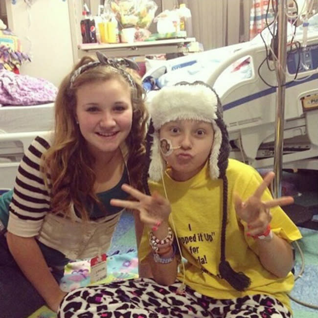 Angel Hall, left, with her late best friend, Kayla Barnes, at the hospital days before Kayla died from leukemia. (Photo: Angel Hall)