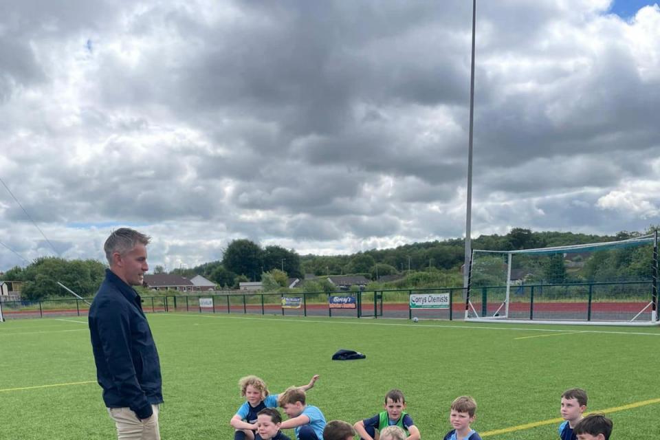 Kieran McKenna speaks with Enniskillen Town's youngsters <i>(Image: ETUFC)</i>