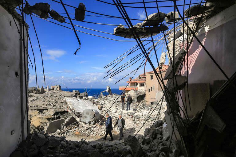 Un edificio destruido en Naqura, en el sur del Líbano, cerca e la frontera con Israel. (AFP)