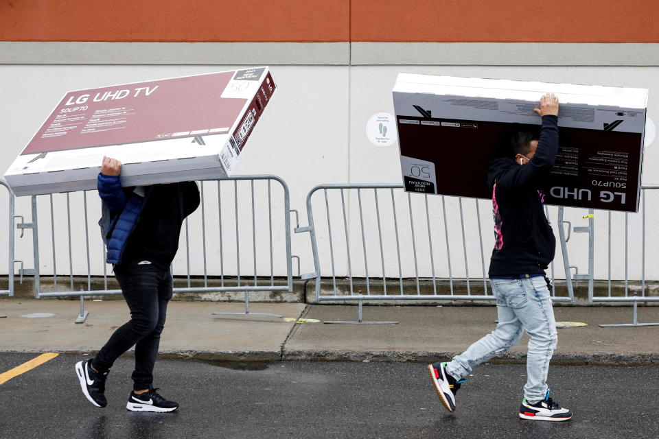 Los compradores salen de una tienda Best Buy durante las ventas del Viernes Negro en Brooklyn, Nueva York, EE. UU., 26 de noviembre de 2021. REUTERS/Brendan McDermid