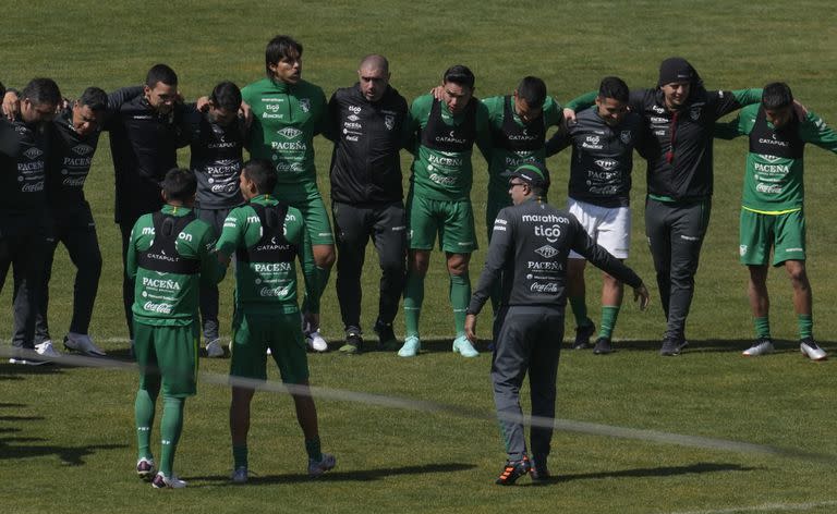 El director técnico venezolano de Bolivia, César Farías, charla con los jugadores durante un entrenamiento.