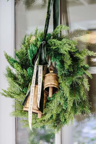 <p><a href="https://www.modern-glam.com/minimalist-christmas-wreath/" data-component="link" data-source="inlineLink" data-type="externalLink" data-ordinal="1">Modern Glam</a></p>