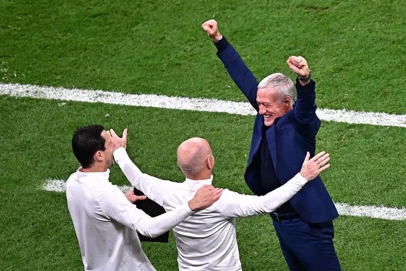 法國主帥 Didier Deschamps在球隊擊敗摩洛哥，晉級世界盃決賽後，與助理教練們一起振臂歡呼。【AFP授權】