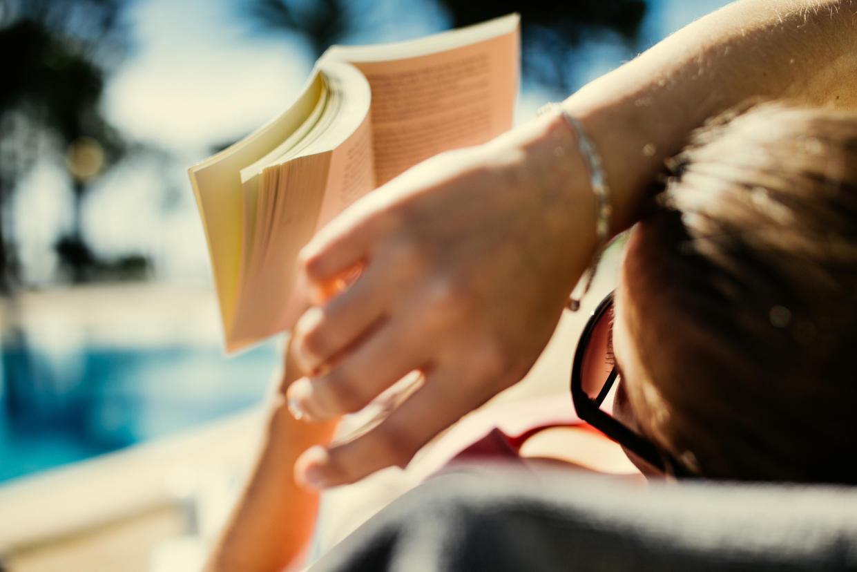 Mit einem guten Buch kann man in der Sonne besonders gut abschalten. (Symbolbild: Getty Images)