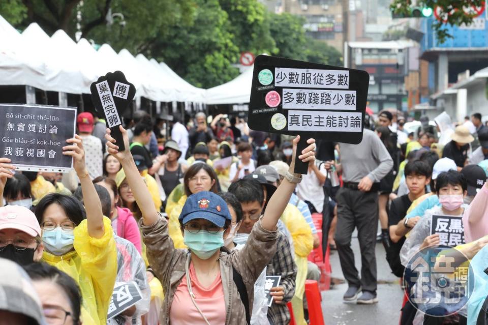 立法院院會今日續審藍白國會擴權法案，掀起上萬名民眾自發性上街抗議。