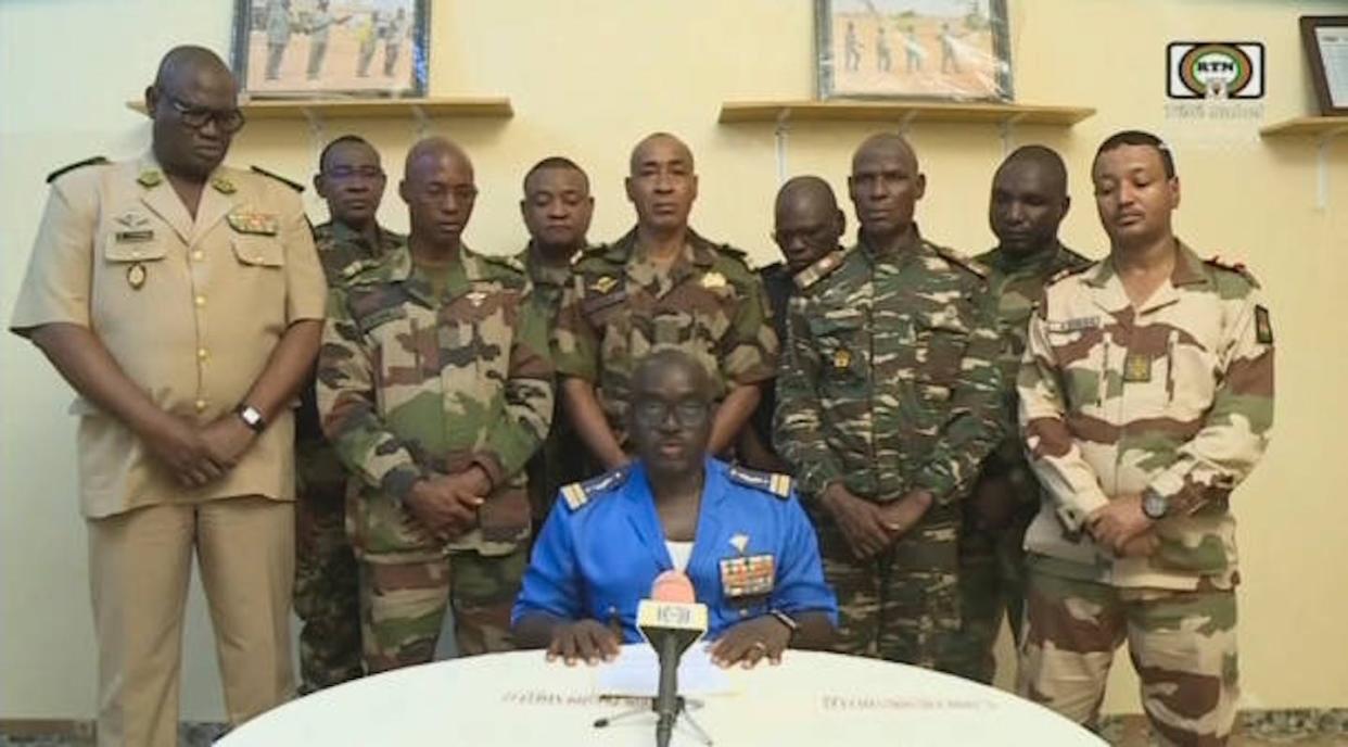Le colonel-major Amadou Abdramane (centre), porte-parole du Comité national pour le salut du peuple (CNSP) s'exprimant lors d'une déclaration télévisée, le 26 juillet 2023. Télé Sahel/AFP via Getty Images