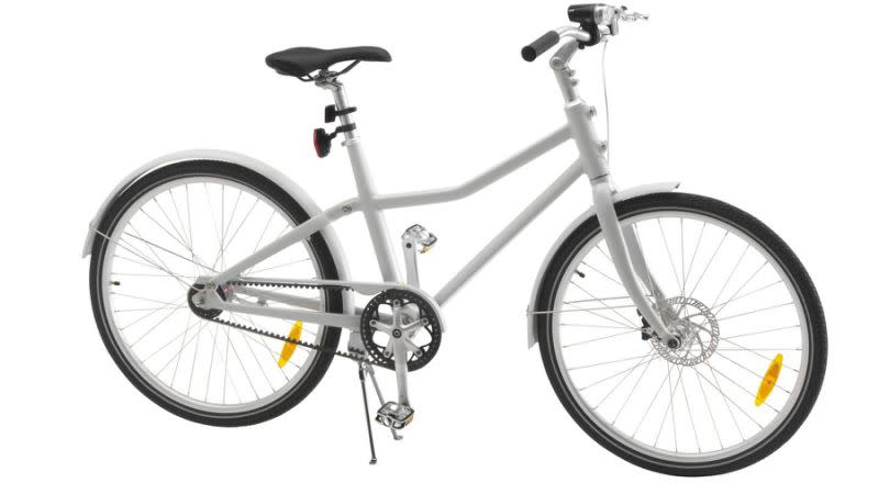 <p><strong>24. Mai 2018:</strong> Der Möbelkonzern Ikea ruft sein Fahrrad namens «Sladda» zurück. Der Antriebsriemen könne reißen und womöglich zu einem Sturz führen, teilte Ikea Deutschland mit.<br>Zuvor sei das Unternehmen von einem Lieferanten für Zubehörteile informiert und gebeten worden, das Fahrrad wegen Sicherheitsproblemen aus dem Verkehr zu ziehen. Betroffen seien die 26- und 28-Zoll-Räder. Ikea lägen bisher elf Berichte über Vorfälle mit dem Rad vor. In zwei Fällen seien kleinere Verletzungen entstanden.<br>Seit dem Verkaufsstart im August 2016 wurde «Sladda» den Angaben zufolge in 26 Märkten angeboten. Alle Kunden seien aufgefordert, das Rad nicht mehr zu nutzen und es gegen eine Rückerstattung des vollen Kaufpreises in einem beliebigen Einrichtungshaus zurückzugeben. Für die Rückgabe sei kein Kaufnachweis oder Kassenbon nötig.<br>(Bild: Inter IKEA Systems B.V./IKEA Deutschland GmbH & Co. KG/obs) </p>