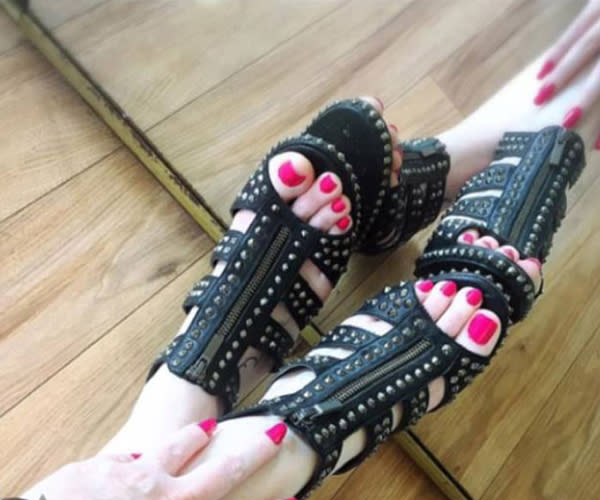 <p>À l’occasion, Jessica poste des photos <span>où </span> elle porte des chaussures (pour les amateurs de fétichisme de la chaussure).<br> Crédit photo : Instagram Miss Scarlett Vixxen </p>