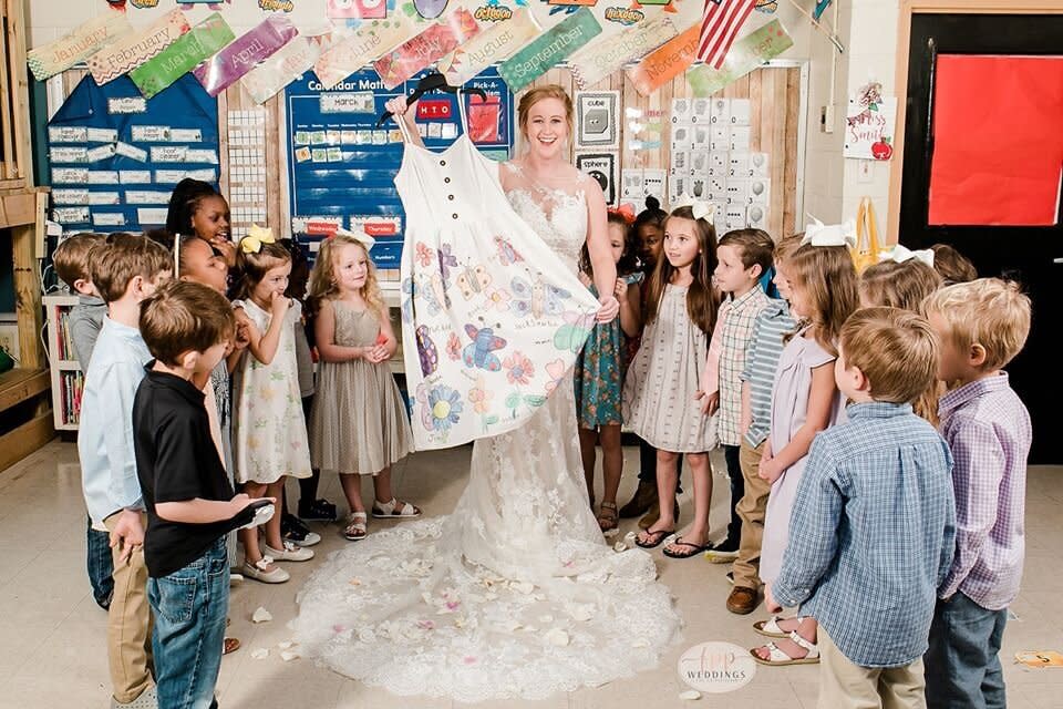 Smith shows off the dress her class made for her.  (Photo: <a href="https://www.facebook.com/flyingpigphotos/" target="_blank">FLYING PIG PHOTOGRAPHY</a>)