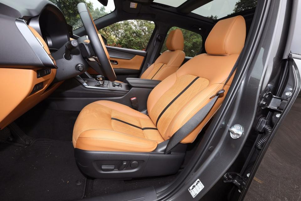 全車標配有溫潤細緻的Nappa菱格紋皮革座椅，雙前座更具備10向電動調整與通風功能。