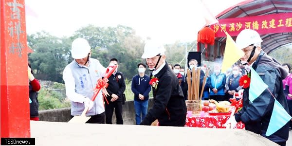 頭屋鄉沙河溪沙河橋改建及二岡坪護岸防災減災工程由縣長徐耀昌（中）等人主持開工動土儀式。（記者江乾松攝）