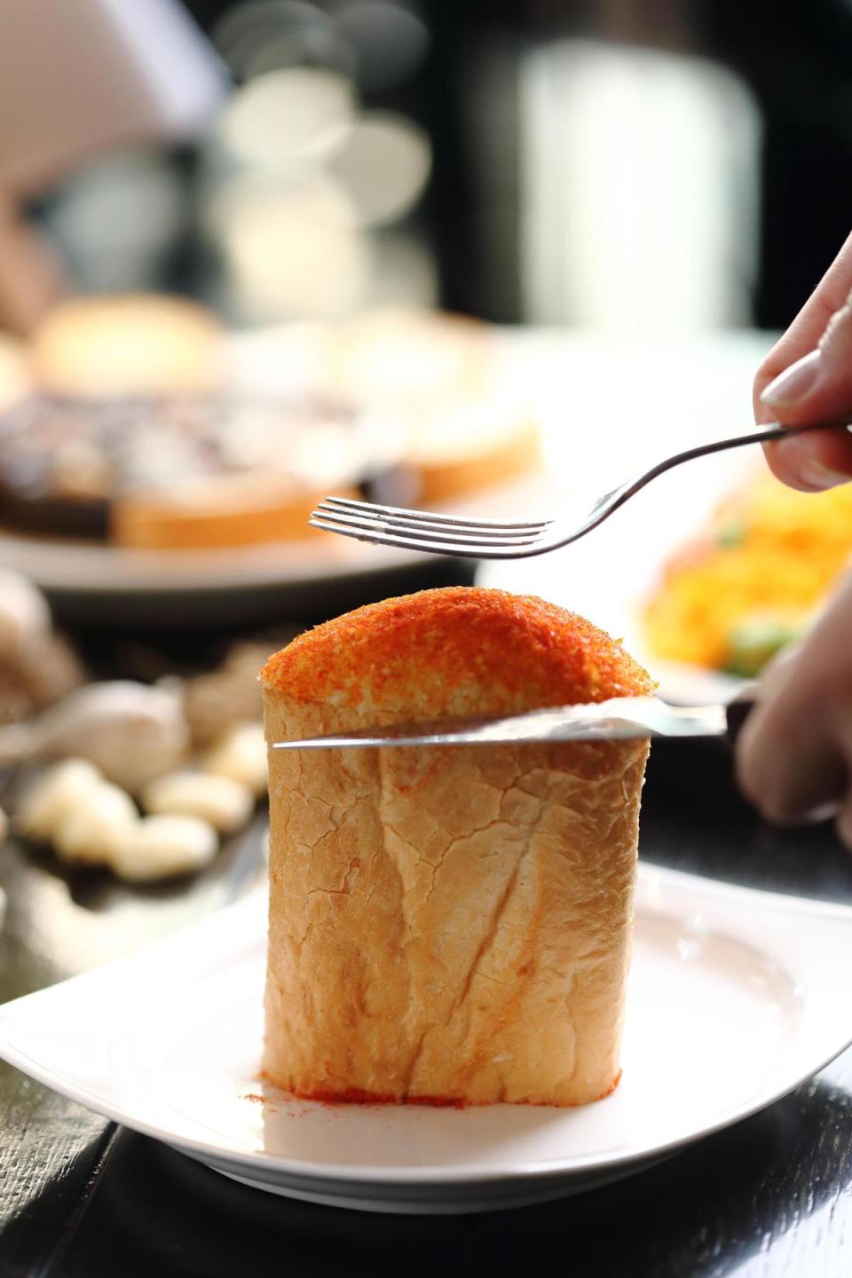 把法國麵包做成塔狀的「Garlic Bread Tower」，開動之前要先把蒜蓉壓進麵包裡。（8,900韓元／份，約NT$244）（Mad for Garlic提供）