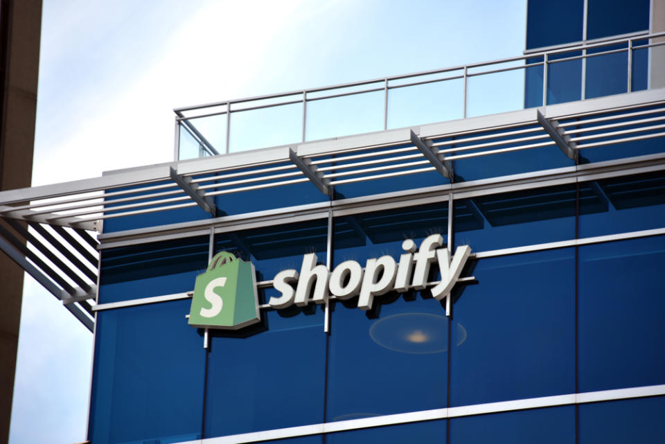 Shopify行政總裁Tobi Lutke承認，誤判了新冠疫情帶動的電子商務繁榮期壽命，網購廣泛回落打擊公司生意。（Shutterstock）