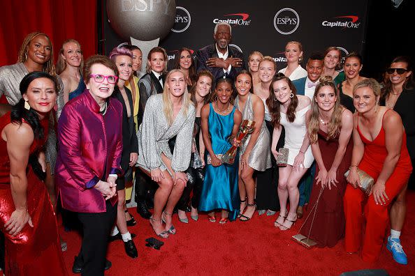 LOS ANGELES, CALIFORNIA - JULY 10: Billie Jean King and Bill Russell with members of the United States Women's National Soccer Team, winners of the Best Team award, pose during The 2019 ESPYs at Microsoft Theater on July 10, 2019 in Los Angeles, California. (Photo by Rich Fury/Getty Images)