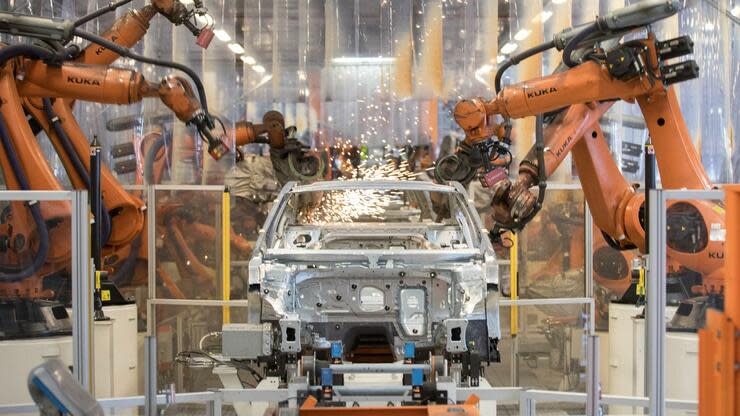 Die Autoindustrie ist der wichtigste Abnehmer von großen Industrierobotern. Foto: dpa