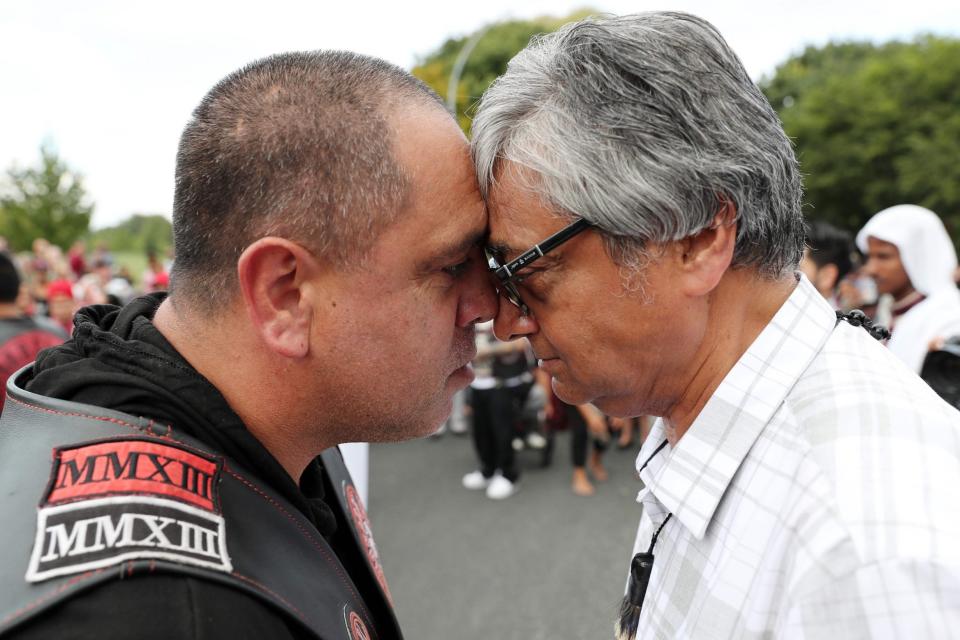 A traditional 'Hongi' greeting between gang member and Waikato Muslim Association president (AFP/Getty Images)