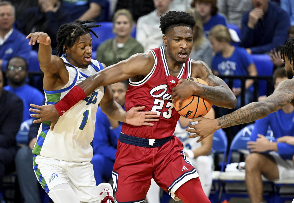 Florida Atlantic's Brandon Weatherspoon (23) fights for position against Florida Gulf Coast's Rahmir Barno (1) in the first half of an NCAA college basketball game, Saturday, Dec. 30, 2023, in Fort Myers, Fla. (AP Photo/Chris Tilley)