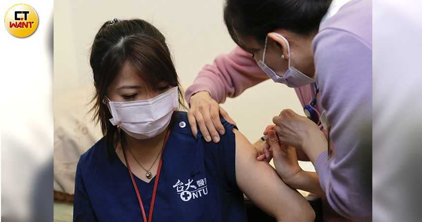 首批AZ疫苗被爆有效期僅剩3個月，首批接種對象的醫護人員期盼，朝野能共同監督政府傾全力確保疫苗的安全性及保護力。（圖／黃耀徵攝）