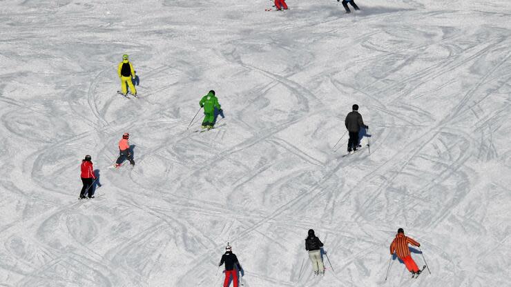 Die meisten Skilehrer sind Freiberufler. Sie verdienen nur Geld, wenn Skikurse stattfinden. Foto: dpa