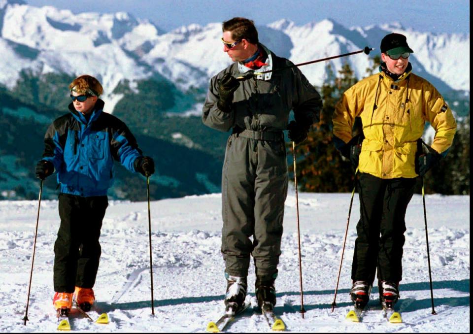 El rey Carlos fotografiado esquiando con sus hijos, los príncipes William y Harry. (AP)