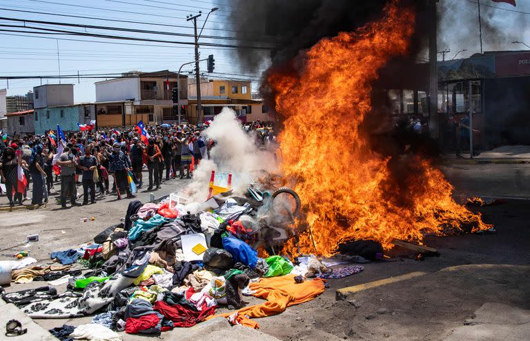 Quema de carpas y pertenencias de migrantes venezolanos en Iquique