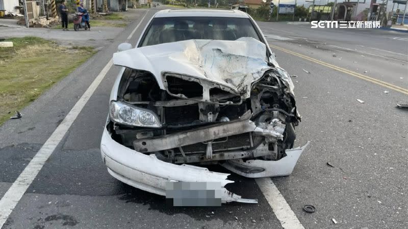 白色轎車車頭幾乎全毀。