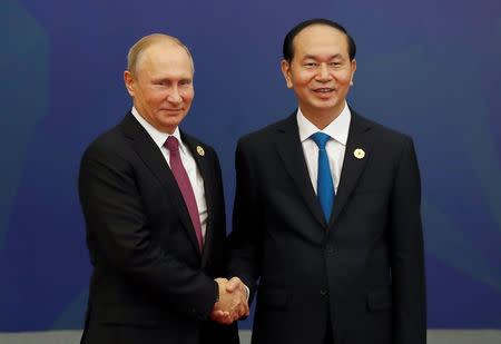 Vietnam's President Tran Dai Quang welcomes Russia's President Vladimir Putin at the APEC Business Advisory Council dialogue during the APEC summit in Danang, Vietnam November 10, 2017. REUTERS/Jorge Silva