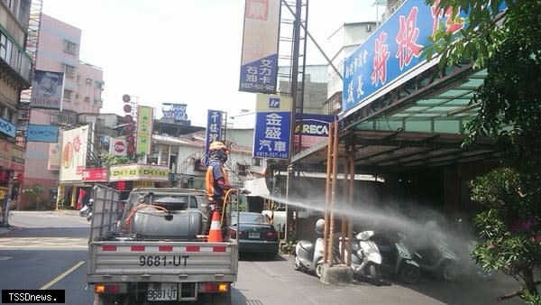 新北市環保局針對新莊中港路足跡消毒。（圖：新北環保局提供）