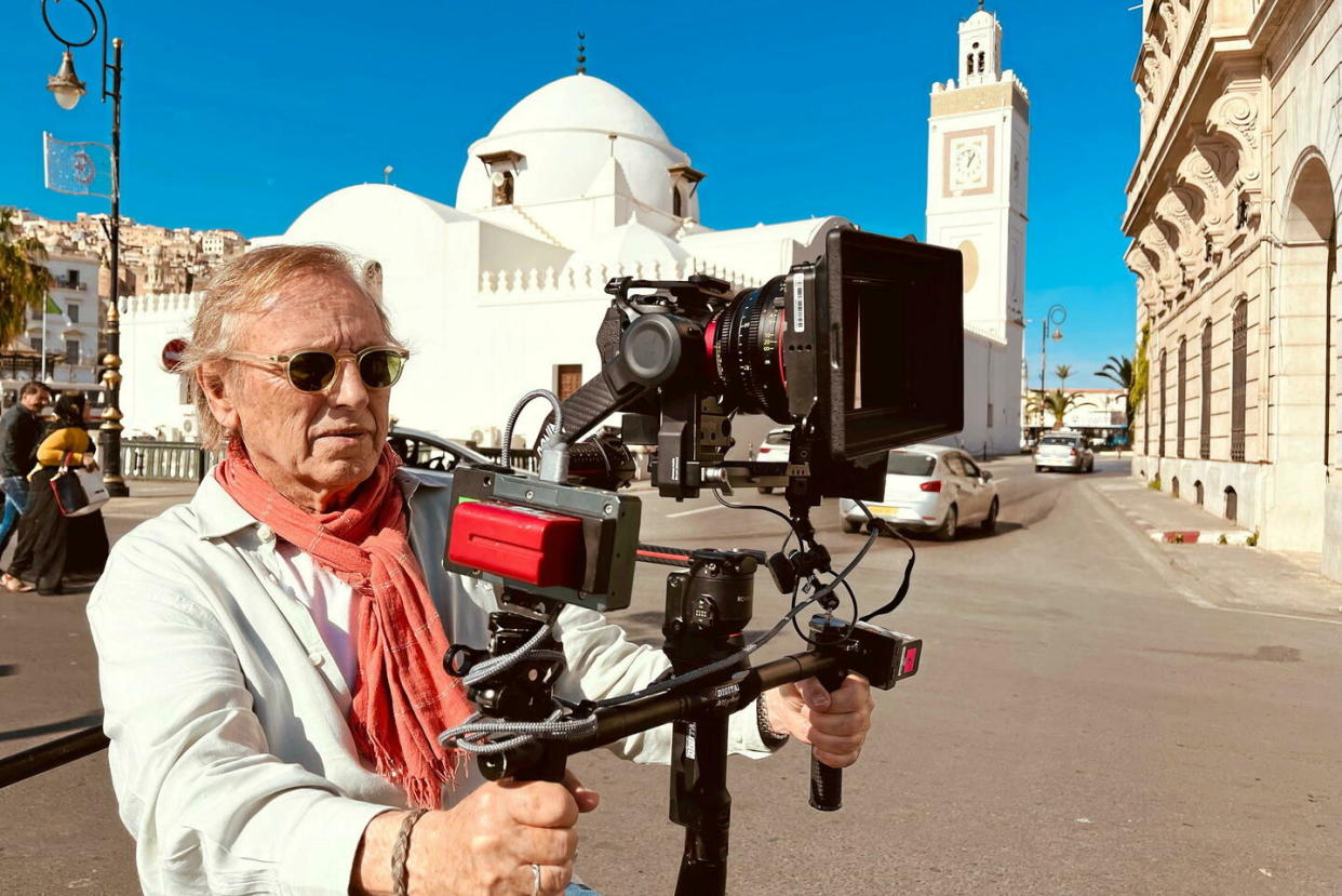 Alexandre Arcady sur le tournage du Petit blond de la Casbah, à Alger.  - Credit:Alexandre Films