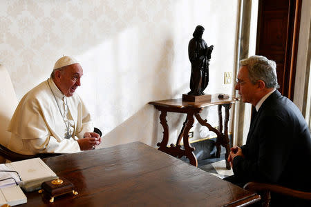 Pope Francis (L) meets former Colombia's President Alvaro Uribe (R) at the Vatican December 16, 2016. REUTERS/Vincenzo Pinto