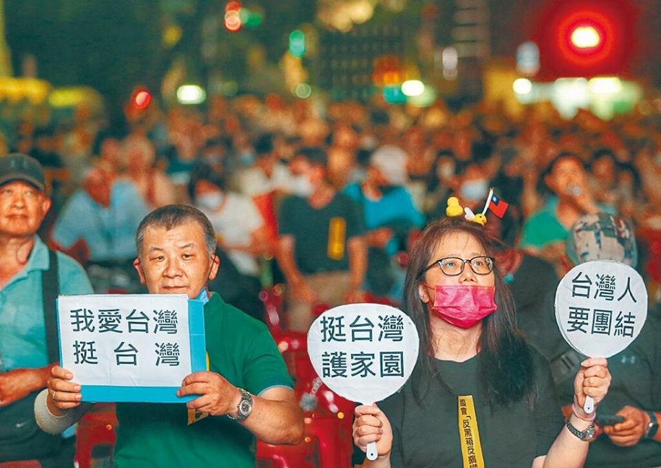 台灣公民陣線等團體19日在立法院周邊舉行「公民反國會濫權，重返立法院集結」行動。（王英豪攝）