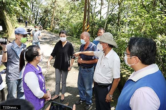 南投縣長林明溱偕立委許淑華會勘竹山鎮多處，年久失修的山坡排水、農路擋土牆等。(記者蔡榮宗攝)