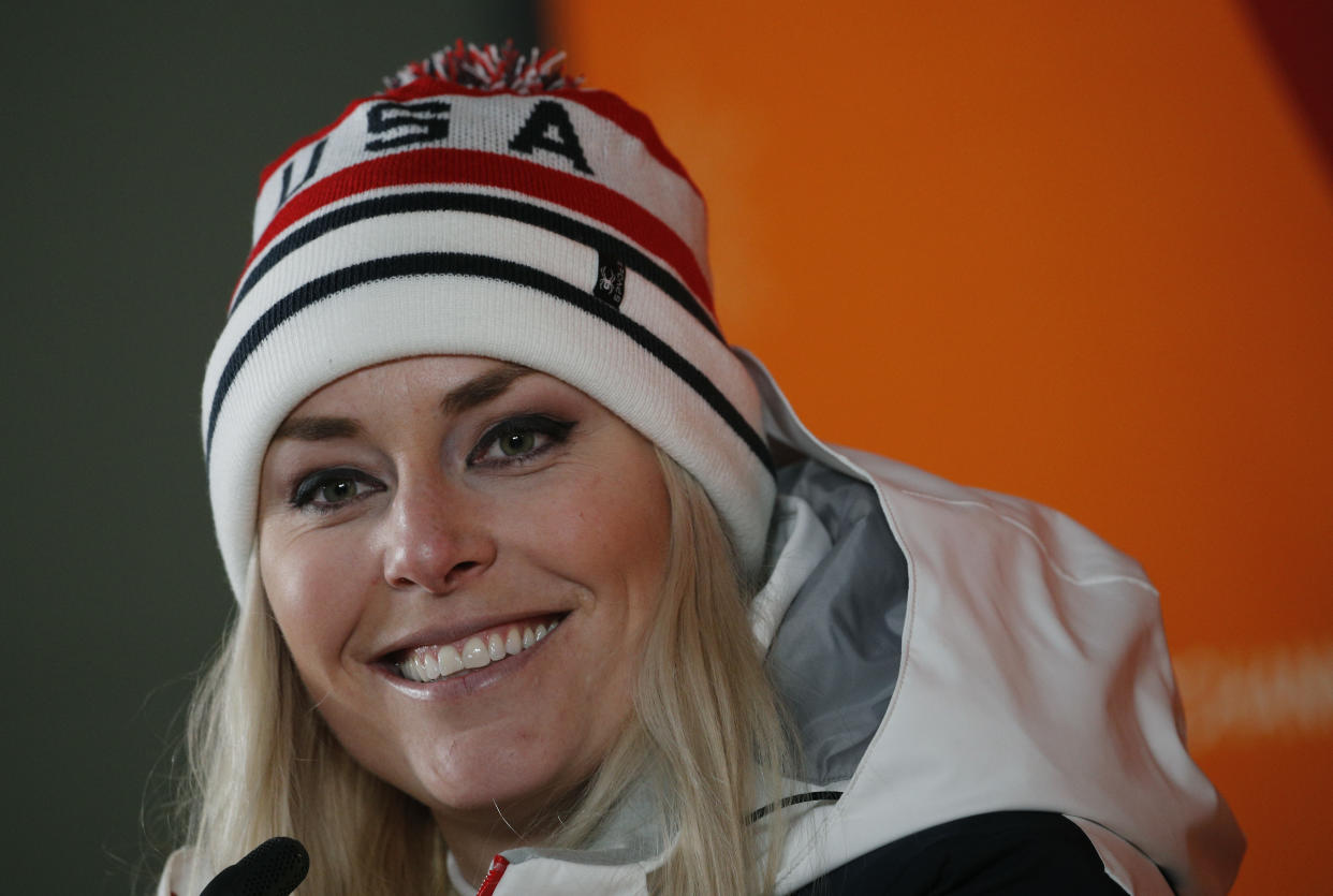 Lindsey Vonn, de Estados Unidos, habla en una conferencia de prensa después de ganar la medalla de bronce en el descenso femenino en los Juegos Olímpicos de Invierno 2018, Corea del Sur, miércoles 21 de febrero de 2018. (AP Photo / Christophe Ena)