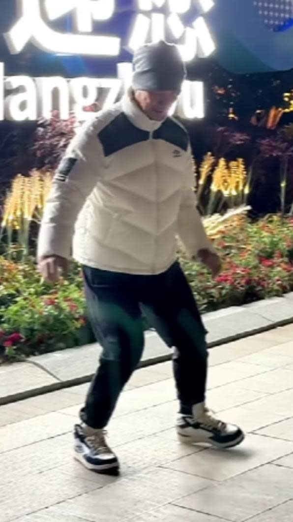 任賢齊公開跳鬼步舞的影片，讓大批網友笑壞。（圖／翻攝自任賢齊IG）