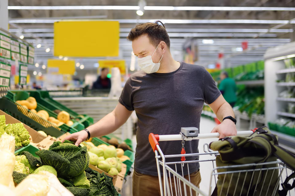 Zuerst kauften die Menschen gesundheitsbezogen, dann griffen sie verstärkt zu Produkten wie Atemmasken und Desinfektionsmittel. (Bild: Getty)