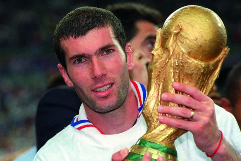 Zidane con la Copa del Mundo en Francia 1998; aportó dos goles de cabeza, inusuales para él, en el 3-0 a Brasil en el desenlace.