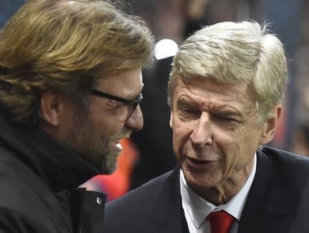 Borussia Dortmund's coach Juergen Klopp talks with Arsenal manager Arsene Wenger (R) prior to the Champions League group D soccer match in London November 26, 2014. REUTERS/Dylan Martinez