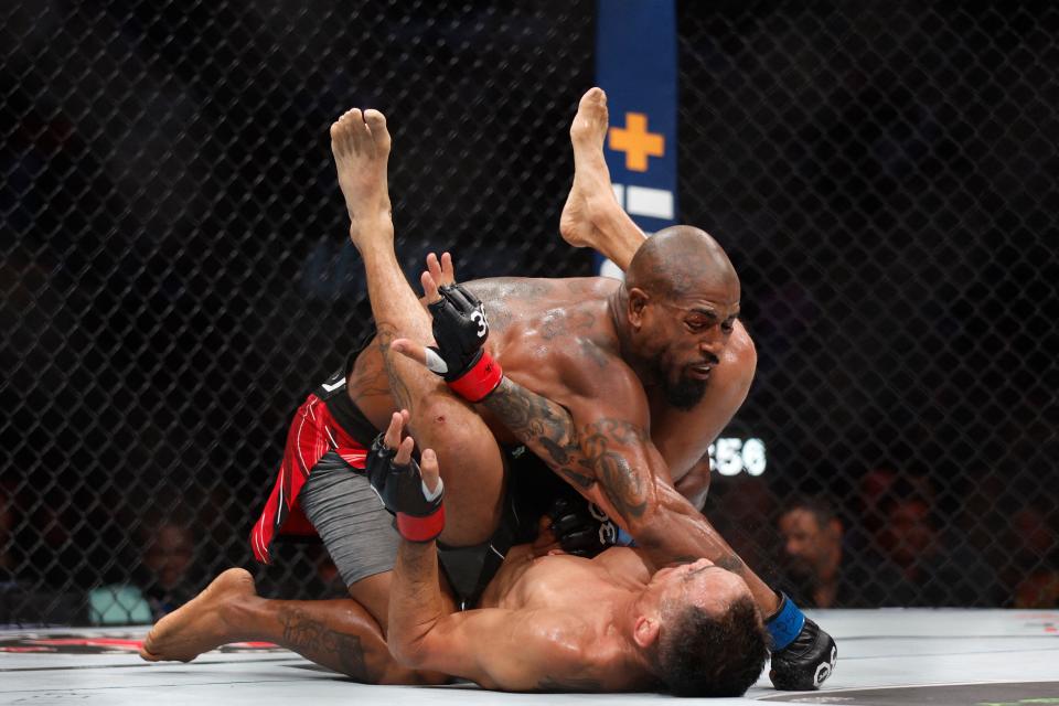 Bobby Green, top, got the better of Tony Ferguson before submitting him in the final seconds (USA TODAY Sports via Reuters Con)