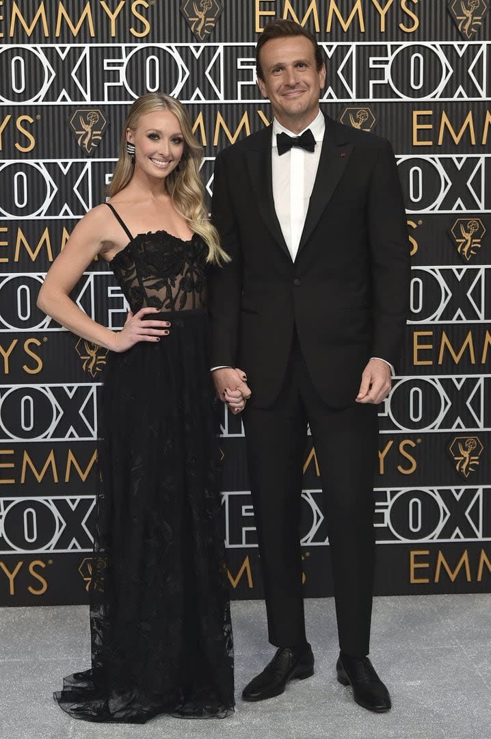 Kayla Radomski, sobria con un vestido negro con corsetería y transparencias, acompañó a la gala a su pareja, el actor Jason Segel, nominado por la serie de comedia Shrinking