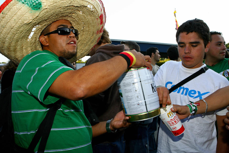 Aficionado mexicano compartiendo su cerveza. (OMAR TORRES/AFP via Getty Images)