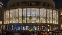 <p>La tienda de Apple en Dubái está en el interior de un centro comercial de lujo y destaca por el diseño de sus 18 ventanas solares motorizadas que responden según las condiciones medioambientales. Además, numerosos árboles adornan los pasillos del interior del establecimiento. (Foto: Youtube). </p>