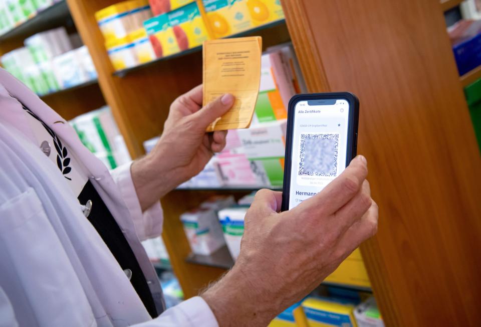 Vollständig Geimpfte können sich in der Apotheke ein digitales Zertifikat über ihren Immunschutz ausstellen lassen. Für Genesene ist das bislang noch nicht möglich, 