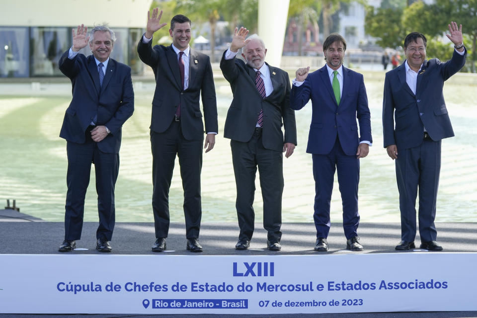 Heads of state from left to right: Argentina's outgoing President Alberto Fernandez, Paraguay's President Santiago Pena, Brazilian President Luiz Inacio Lula da Silva, Uruguay's President Luis Lacalle Pou and Bolivia's President Luis Arce, pose for a group photo at the 63rd Mercosur Summit, in Rio de Janeiro, Brazil, Thursday, Dec. 7, 2023. (AP Photo/Silvia Izquierdo)