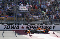 Pato O'Ward, de México, cruza la meta y recibe la bandera a cuadros, al terminar primero en la serie IndyCar Series, el domingo 24 de julio de 2022, en Iowa Speedway, en Newton, Iowa. (AP Foto/Charlie Neibergall)
