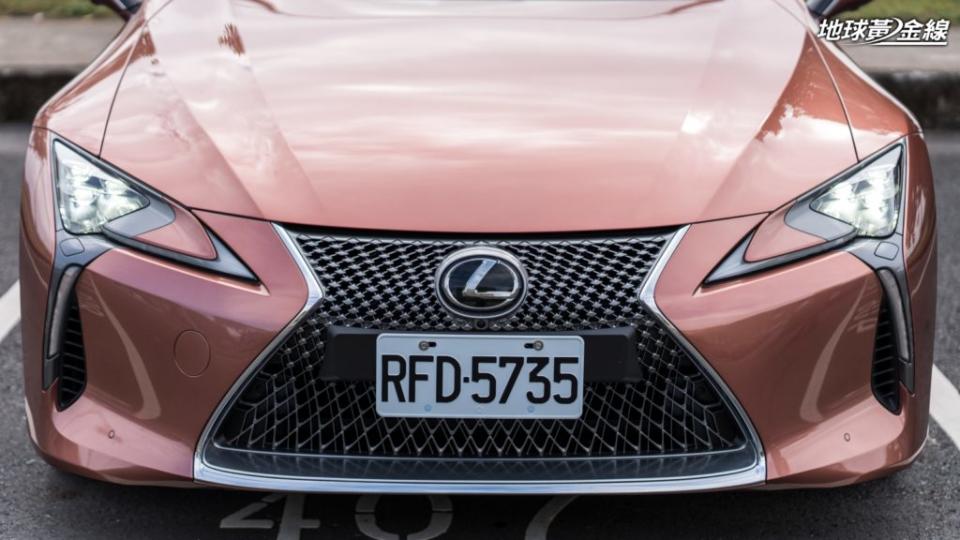 LC 500 Convertible的外觀設計基本上自2020年發表以來沒有變動。(攝影/ 劉家岳)