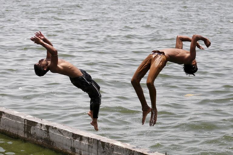 Dos jóvenes se refrescan por el intenso calor