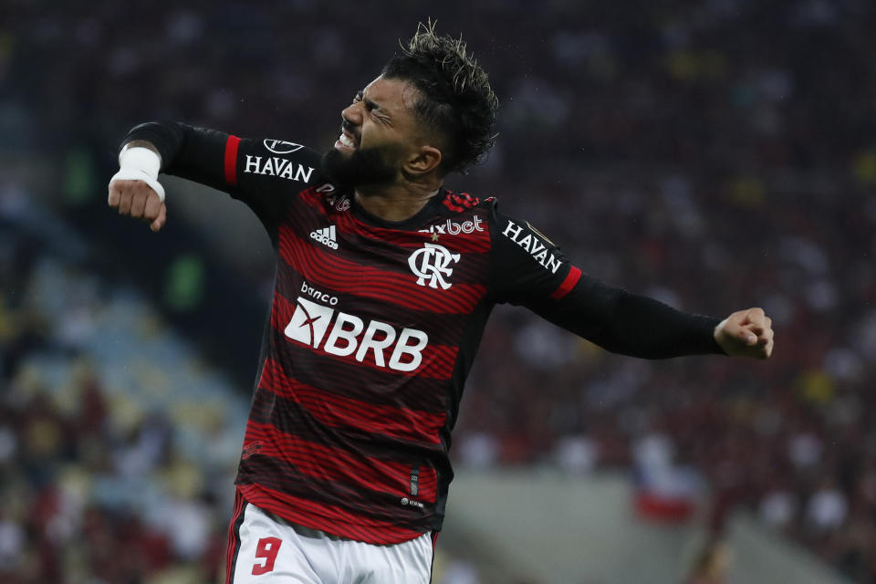 Gabriel Barbosa "Gabigol", de Flamengo, reacciona tras fallar una ocasión ante Corinthians en el partido de vuelta de los cuartos de final de la Copa Libertadores, el 9 de agosto de 2022 (AP Foto/Bruna Prado)