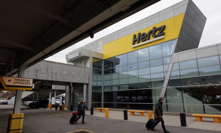 Se ve un letrero de alquiler de autos de Hertz en el aeropuerto internacional JFK en Queens, Nueva York.  j